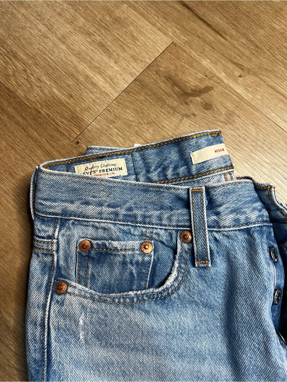 Levi's Light Blue Wedgie Denim Jeans with Copper Rivets size 25